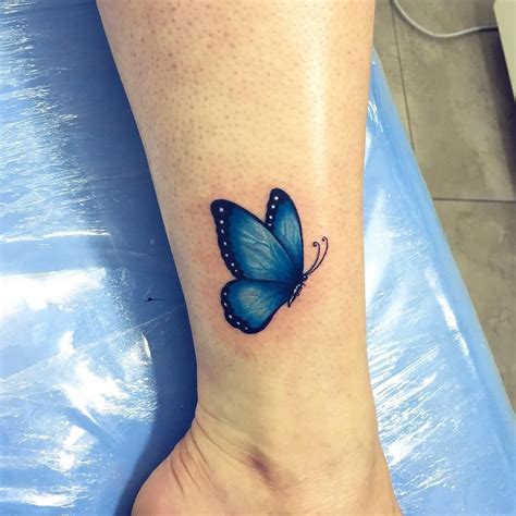 1 kol dövmesi yaptırırken nelere dikkat etmeli? Tattoo borboleta realista feita pelo artista @camilotuero ...