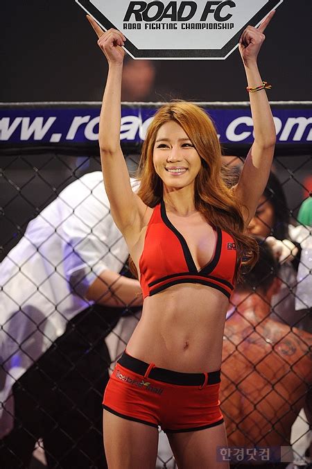 로드fc 전 밴텀급 챔피언 이윤준 vs 로드fc 라이트급 김승연 맞짱. '로드걸' 박시현 주다하, 요염한 라운딩…늘씬한 S라인에 '눈길'