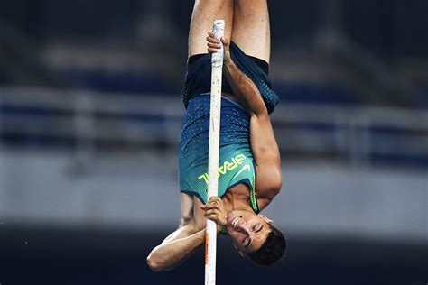 Salto com vara ou salto à vara é um evento do atletismo onde os competidores usam uma vara longa e flexível para alcançar maior altura e passar por cima de uma barra ou sarrafo. Candomblé pode explicar ouro no salto com vara, sugere 'Le ...