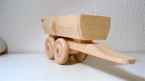 Die naturfarbenen und bunten bausteine aus holz dienen auch als. Der Anhänger zum Traktor Bauanleitung zum selber bauen ...