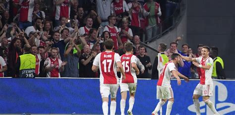 Footyheadlines heeft het nieuwe derde shirt van ajax bevestigd. La hinchada del Ajax cantó "Three little birds" al ritmo ...