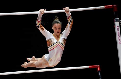 Daarnaast behaalde nina derwael goud op de brug met ongelijke leggers en werd daarmee wederom wereldkampioen! Nina Derwael imponeert op WK artistieke gymnastiek, maar ...