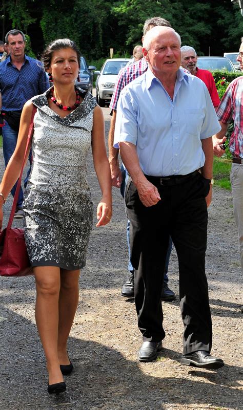 Nicht immer sah sie wie heute aus. Sahra Wagenknecht + Oskar Lafontaine: Heimliche Hochzeit ...