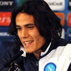 Cavani berjalan sendiri kemudian dibantu oleh ronaldo dengan memapahnya hingga tepi lapangan sehingga ia bisa menerima perawatan. Edinson Cavani | TOP SOCCER PLAYERS