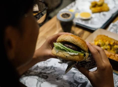 Baru buka sekitar 4 bulan, lawless burgerbar memiliki sajian burger enak seperti the lemmy the lemmy jadi yang paling wajib anda coba karena porsinya besar dan bisa dinikmati berdua. Lawless Burgerbar (Menteng) - Manual Jakarta