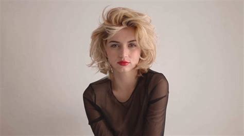 Namun, setelah pindah ke los angeles, ana de armas semakin dikenal lagi secara global. Ana de Armas é Marilyn Monroe em fotos do filme da Netflix