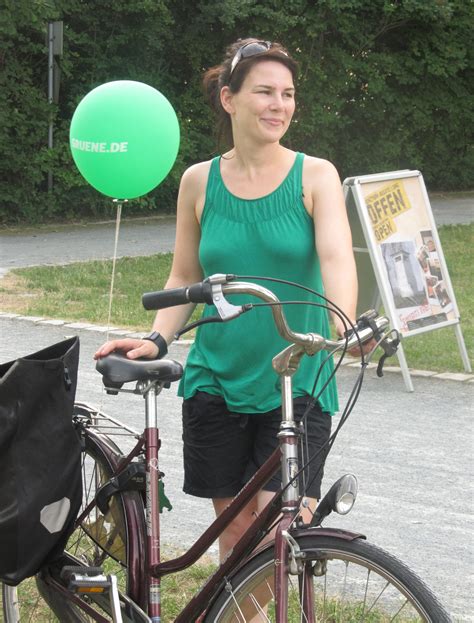 Annalena baerbock ist rasant zur spitzenpolitikerin der grünen aufgestiegen. Frisches Grün aus Brandenburg: Annalena Baerbock startet ...