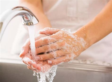 Cara cuci tangan yang pertama adalah membasahi kedua tangan dengan air. Cegah COVID-19, Harus Berapa Lama Cuci Tangan? : Okezone ...