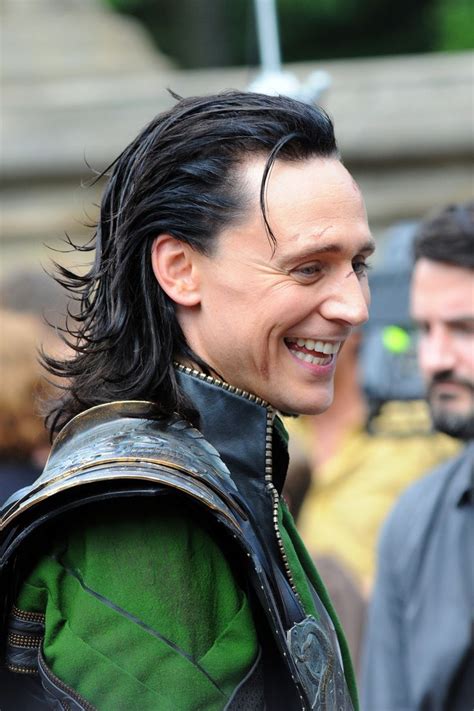 Tm & © disney / marvel (2012) fair use. The Avengers (2012) Behind The Scenes - Tom Hiddleston as Loki | Tom hiddleston, Loki, Fondo de ...