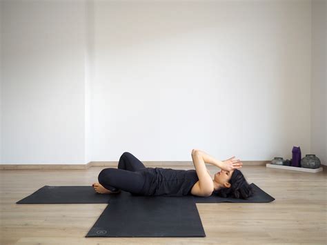 People with a sedentary lifestyle should definitely practice this pose on a daily basis, this supta baddha konasana (reclined bound angle pose) have multiple proved benefits for anyone suffering from modern lifestyle diseases. Yoga Übungen für den Bauch - DEINFITNESSCOACH