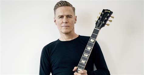 All third party trademarks are the property of the respective trademark owners. Bryan Adams tira foto curiosa na Índia