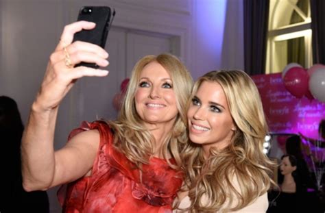 43, born 13 april 1978. Shoe Step of the Year: Noch schnell ein Selfie mit Sylvie ...