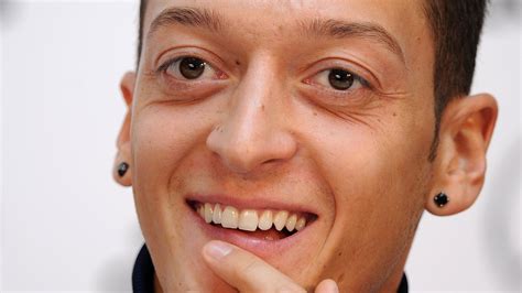 Mesut ozil, the arsenal number 10, gives us an exclusive look into his $10 million dollar london house, showcasing his car and sneaker collection. Mesut Özil redet zu Hause selten über Fußball ...