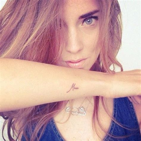 Il primo risale al 2008, si trova dietro al collo ed è un tatuatore dell'influencer è spesso dr woo, il tattoo artist californiano di molte celebrità. Chiara Ferragni tattoo 2 | Tätowierungen, Winzige tattoos ...