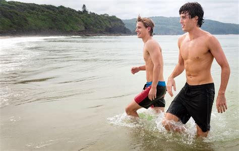 Sie bewohnen direkt am strand zwei häuser nebeneinander. Kritik & Trailer zur Romanze "Tage am Strand" mit Naomi ...