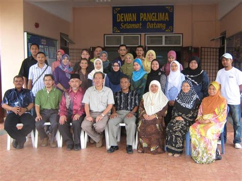 Menyambung usaha orang tua yang telah membina empaya di kampung halaman tercinta.setelah hampir 3 tahun merantau di bumi para anbia ini. BAHASA ITU INDAH: PROGRAM SIRIH PULANG KE GAGANG SMKTPPTM