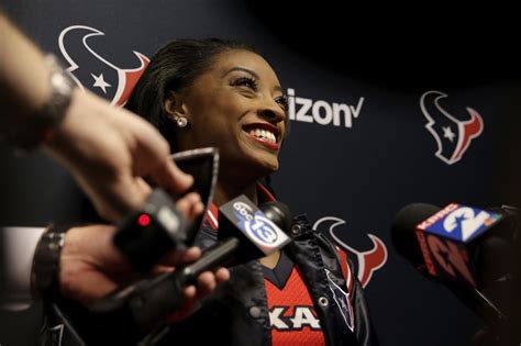 She is nicknamed as $imoney. Simone Biles als Cheerleaderin in der NFL (Fotos) - DER ...