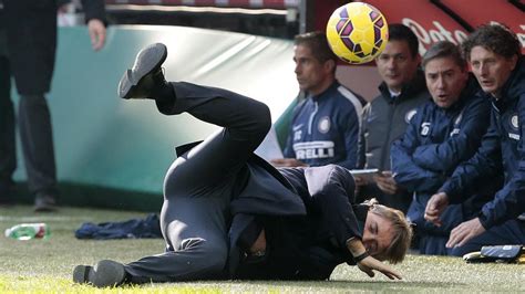 Diese ist die profilseite des trainers roberto mancini. Inter-Coach Roberto Mancini zeigt gegnericshen Fans den ...