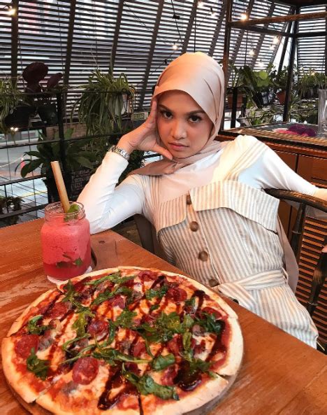 Jika ini kurang cocok silahkan pilih hasil yang ada dibawah ini. Gara-gara 'Belanja' Pose Mendada Depan Pizza, IG Nabila ...