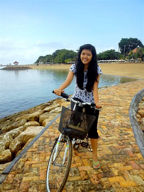 Selain sebagai ibukota jawa tengah, semarang juga memang sebuah. Foto Wanita Cantik Di Pantai Bali - Kumpula wanita Cantik