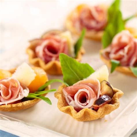 Poi eliminate le estremità dal sedano e tagliate anch'esso in pezzi 2. Salsa tonnata, la ricetta originale | Ricetta | Ricette ...