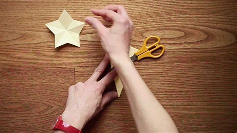 We did not find results for: Decorazioni con la carta: come fare una stella | Stelle di ...
