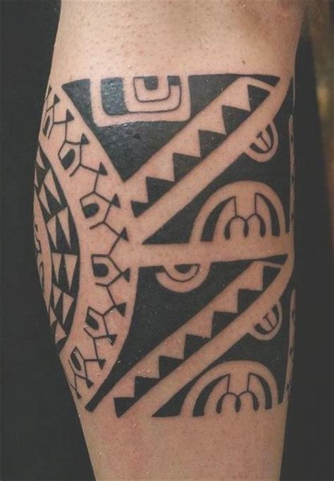 Une simple ligne fine noire au niveau du poignet. Idée tatouage Polynesien bracelet - modèle de tattoo #358698