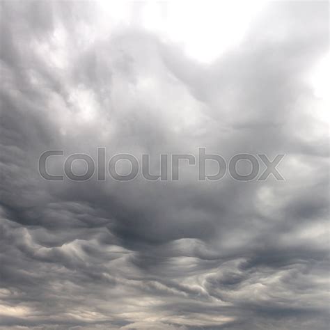 Sie treten vor allem bei kumulonimbuswolken auf, die im auflösen begriffen sind. Mammatus clouds in Italy. Dramatic sky. | Stock image ...