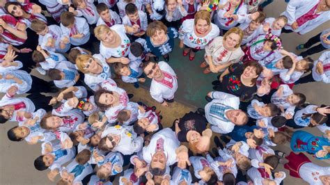 Тогда несколько студентов и преподавателей черновицкого национального. День вишиванки 2019 - YouTube