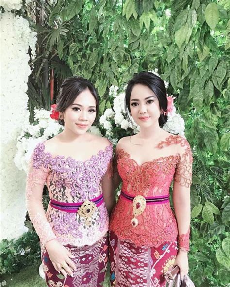 Maka dari itu, saat memilih baju kebaya, selain desain dan bentuknya kamu juga perlu memperhatikan model kerahnya. 6 Variasi Kerah Kebaya yang Nggak Lekang Zaman; Bisa ...