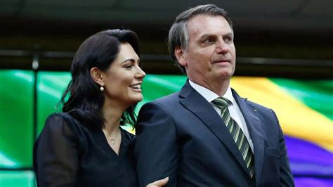 Quem é que lhe cobre de beijos satisfaz seus desejos e que muito lhe quer. Após escândalo, Osmar Terra nega que tenha romance com ...