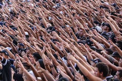 They are fighting for campeonato brasileiro, copa sudamericana, copa do brasil. Corinthians x Fluminense - 25.000 ingressos vendidos