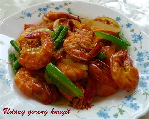 Bahan makanan yang berasal dari laut ini memang sudah menjadi favorit banyak orang indonesia. Ibu Sham: Udang goreng kunyit, untuk tetamu dari Puchong.