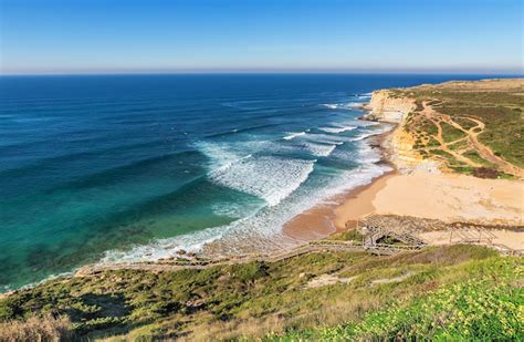 The golden, perfectly smooth and silky sand is surrounded by rocky cliffs from both sides. Beste stranden van Portugal | VakantiePortugal.nl