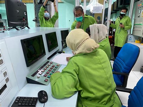 Reaktor nuklir reaktor nuklir adalah tempat terjadinya reaksi inti berantai terkendali, baik pembelahan inti (fisi) atau penggabungan inti (fusi). Kunjungan Kerja ke BATAN : TRIGA Mark II - Dr. H. Mulyanto ...