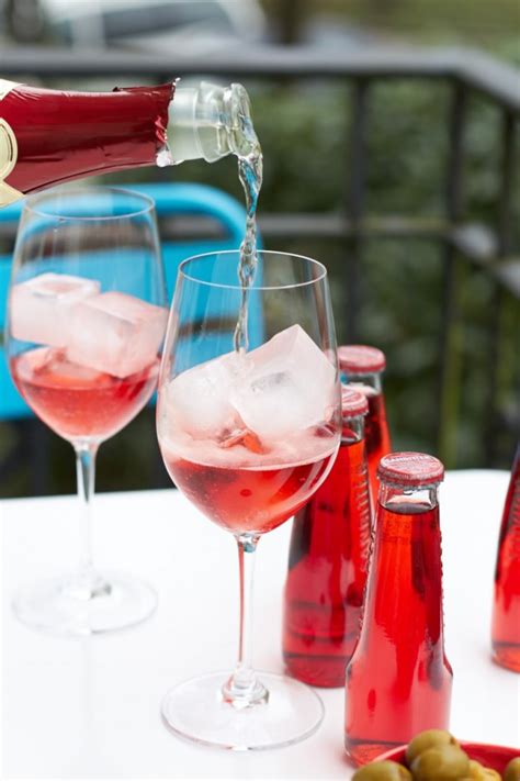 Spritziger aperitif mit rhabarber und granatapfel. diesen Frühling gibts alkoholfreien Sekt mit Sanbitter ...