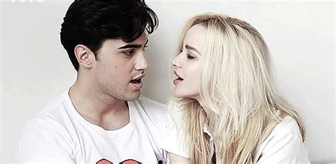 Las redes sociales se han conmocionado por la presunta ruptura de una de las parejas favoritas del mundo de la farándula, nos referimos a la que protagonizan el actor thomas doherty y la joven actriz dove cameron. Dove Cameron cuenta cómo fue encontrar el amor en los ...