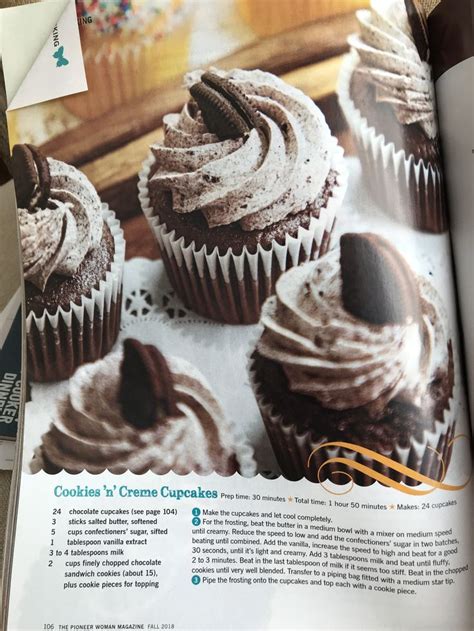 I made a trip home to oklahoma this weekend and my friend bridget just happened to be teaching a cookie decorating class at the pioneer woman's ranch! Pioneer woman cookies 'n' creme cupcakes | Cookie and cream cupcakes, Creme cupcake, Cookies n ...
