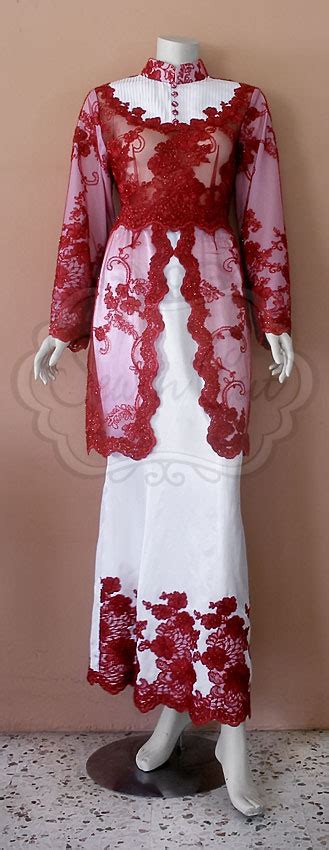 Mimpi memakai baju pengantin sering kali membuat yang mengalaminya merasakan kekhawatiran. Sew n Cut: Baju pengantin merah-putih