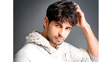 40 видео136 просмотровобновлен 10 дек. Sidharth Malhotra to change his house soon?