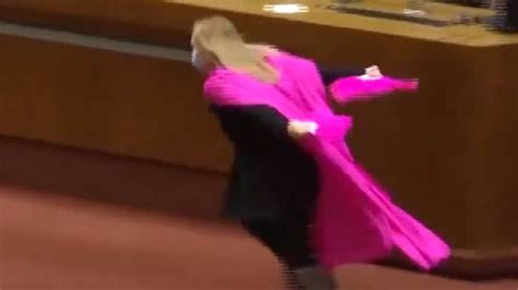 Pamela jiles, del partido humanista de chile, se convirtió en tendencia luego de que protagonizara una escena totalmente divertida en pleno parlamento. Viral: diputada chilena corre como "Naruto" en plena ...