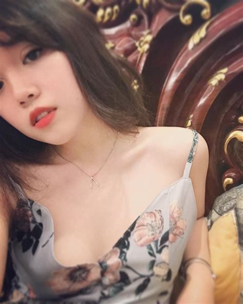 Bên cạnh là một streamer thì cô nàng còn là một youtuber, người mẫu ảnh và kinh doanh. Gái xinh facebook Linh Ngọc Đàm là ai | Gái xinh, Bikini, Ngọc