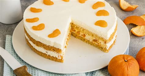 Restliche mandarinen vorsichtig in kreisen auf die quarkmasse legen. Mandarinen-Quark-Torte - cremig-leichte Sommertorte | Die ...