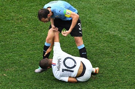 Neymar wurde bei der ankunft mit der brasilianischen nationalmannschaft vor dem teamhotel in rio de janeiro von einem übermotivierten autogrammjäger. Frankreich gegen Uruguay bei der WM 2018: „Mbappé könnte ...