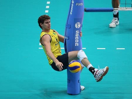 Ele joga como levantador da seleção brasileira de voleibol masculino. Fotos do Bruninho em quadra ~ Volei Fotos