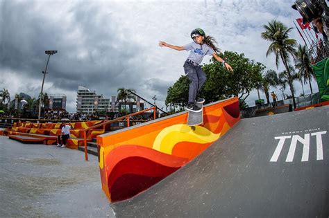 Brazil's rayssa leal puts her hand up to the face of japan's momiji nishiya during the skateboarding street final. Boardriding | Rayssa Leal