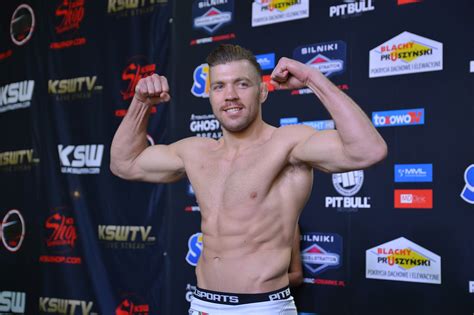 Dricus du plessis is a married man and is the father of a child. MMA. Dricus Du Plessis chce przejść do UFC. Najpierw ...