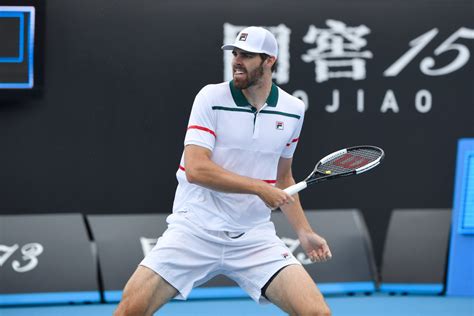 Siamo quelli che si svegliano all'alba per vedere gli australian open e che fanno tardi la notte per seguire gli us open. Deux mètres d'avance ? - Courts Club