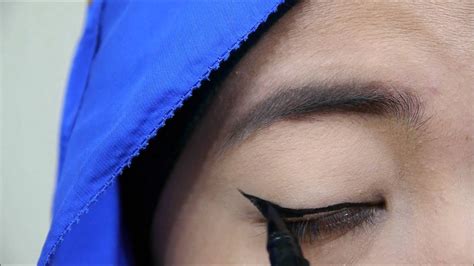 How to apply winged eyeliner with kajal. Winged Liner Tutorial (ft. Kajal Secret Eyeliner Pen) - YouTube