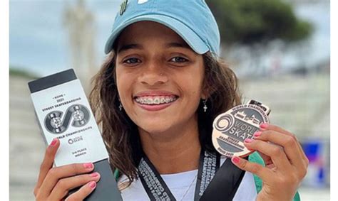 Jhulia rayssa mendes leal is a brazilian skateboarder who won a silver medal in women's street skateboarding at the 2020 summer olympics. Rayssa Leal fatura bronze no Mundial de Skate Street - RC 8:32